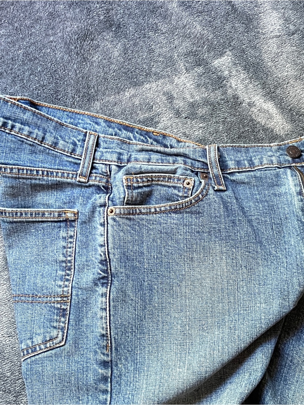 Arizona Jean Company Women's Straight Leg Jeans in Light Blue Wash - Picture 5 of 6